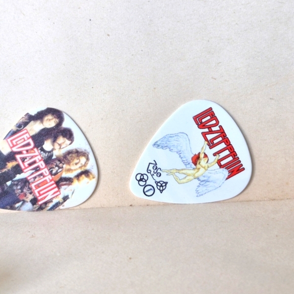 Green Guitar Pick Holder with Band Picks - Picture 4 of 4